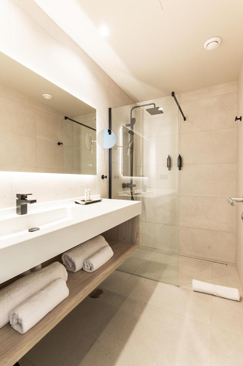 un baño con lavabo y ducha en Amarilla Golf Residences, en San Miguel de Abona
