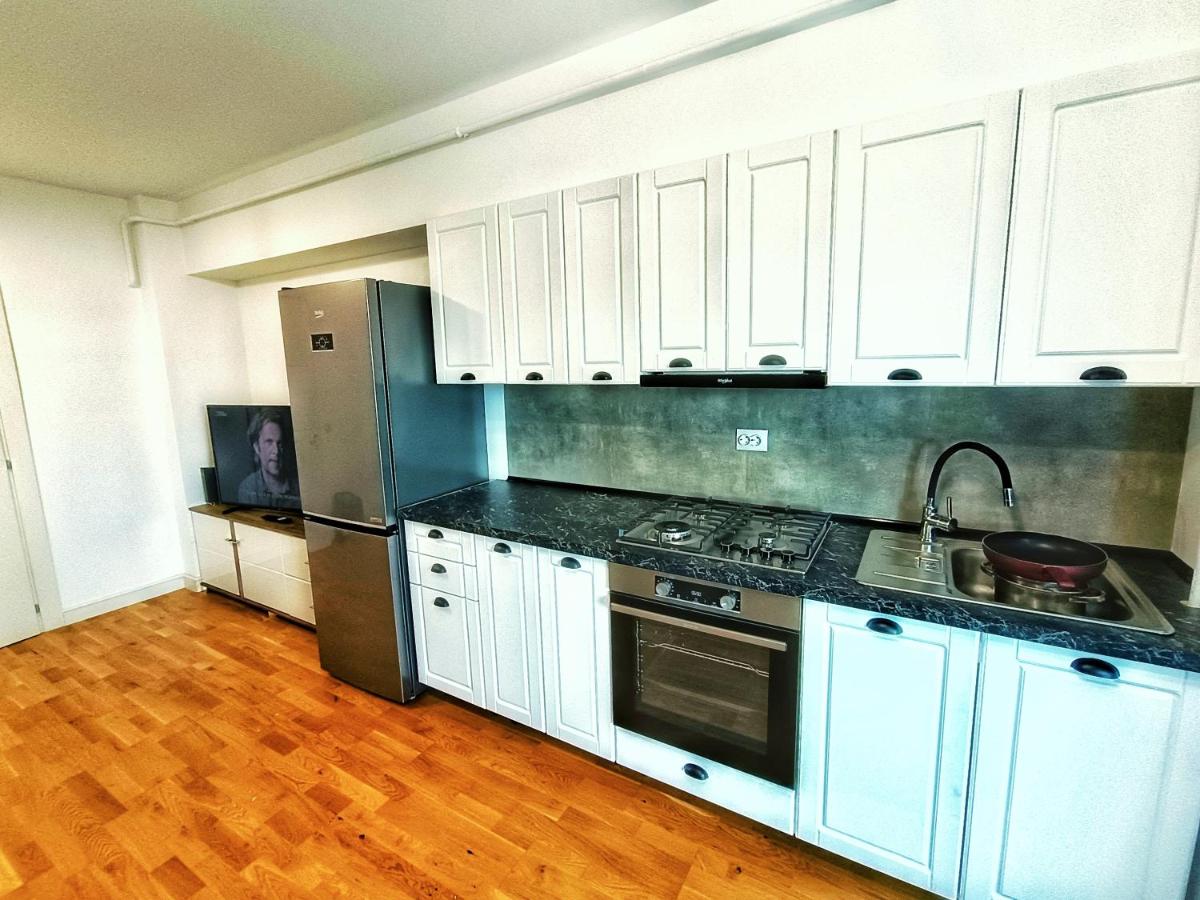 Suitetrails - Super Apartments near Airport with Shop & Parking