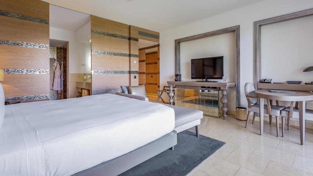 Uma cama ou camas num quarto em Conrad Algarve
