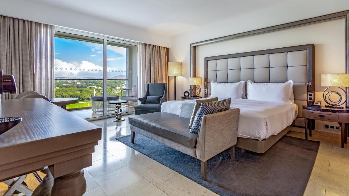 Uma cama ou camas num quarto em Conrad Algarve