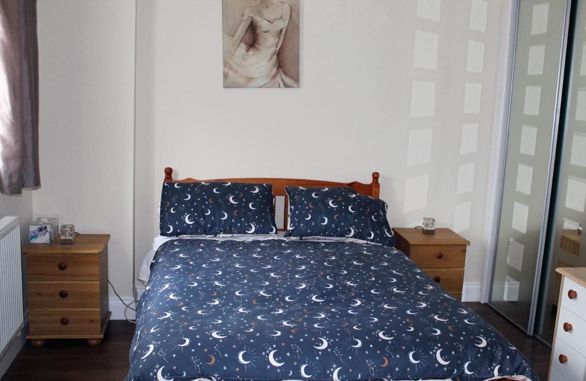 Cosy room with 3 bed spaces in a friendly bungalow - Housity