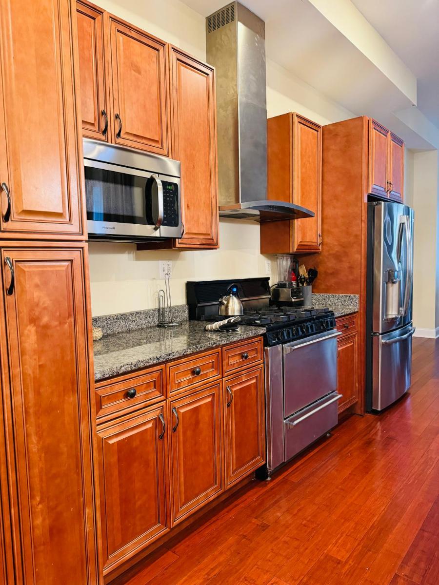 Entire Modern Home near Stadiums, Hospitals, and Schools - Housity