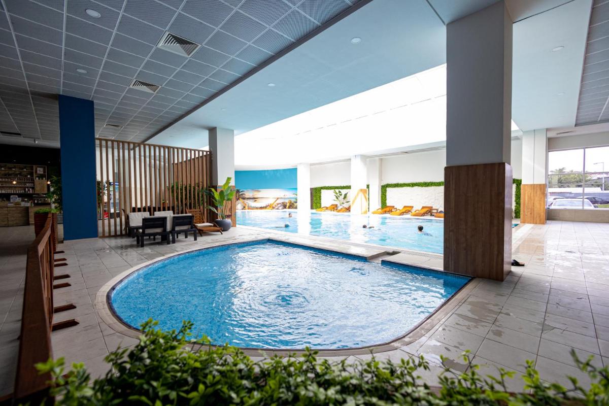 Suitetrails - 19th Floor Secure Condo with Pool, Fitness, Parking Included in Price