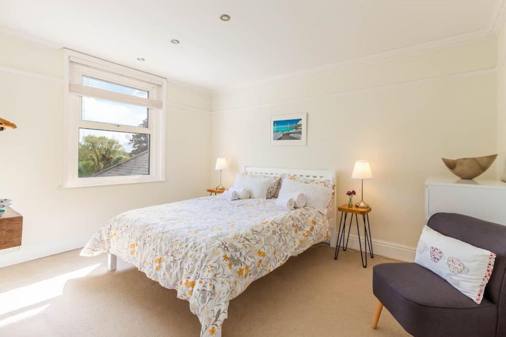 Moonsail, Gurnard - Housity