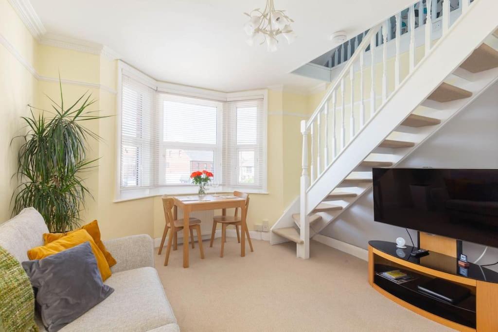 Moonsail, Gurnard - Housity