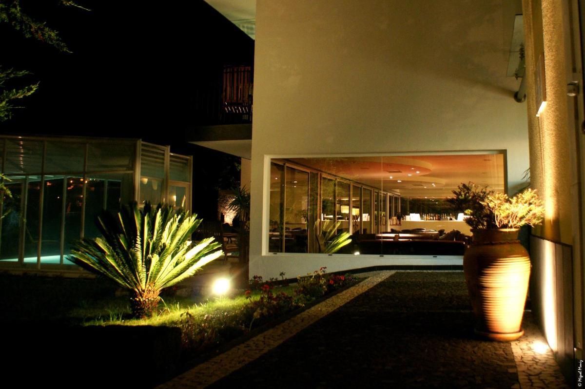 Um jardim no exterior de Estalagem do Vale