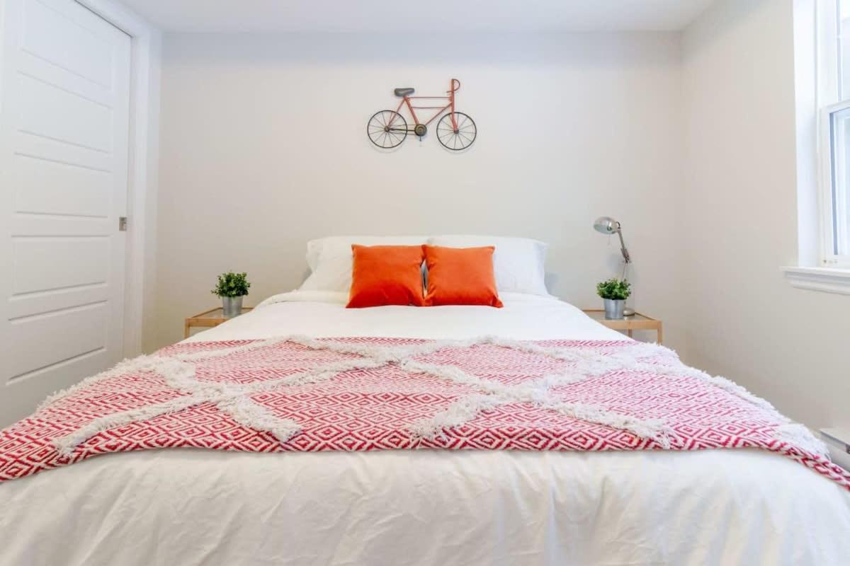 New 2BD Condo, UNB, Hospital, Golf, Patio Coffee - Housity