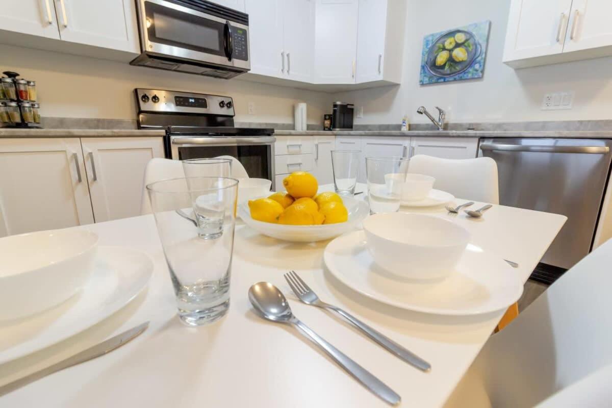 New 2BD Condo, UNB, Hospital, Golf, Patio Coffee - Housity
