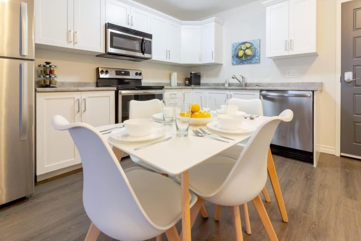 New 2BD Condo, UNB, Hospital, Golf, Patio Coffee - Housity