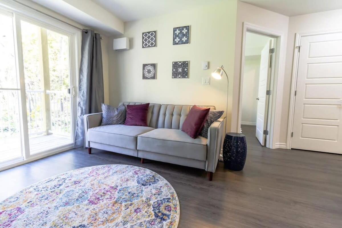 Brand new Gorgeous Condo Near UNB & Hospital Coffee Parking 202 - Housity