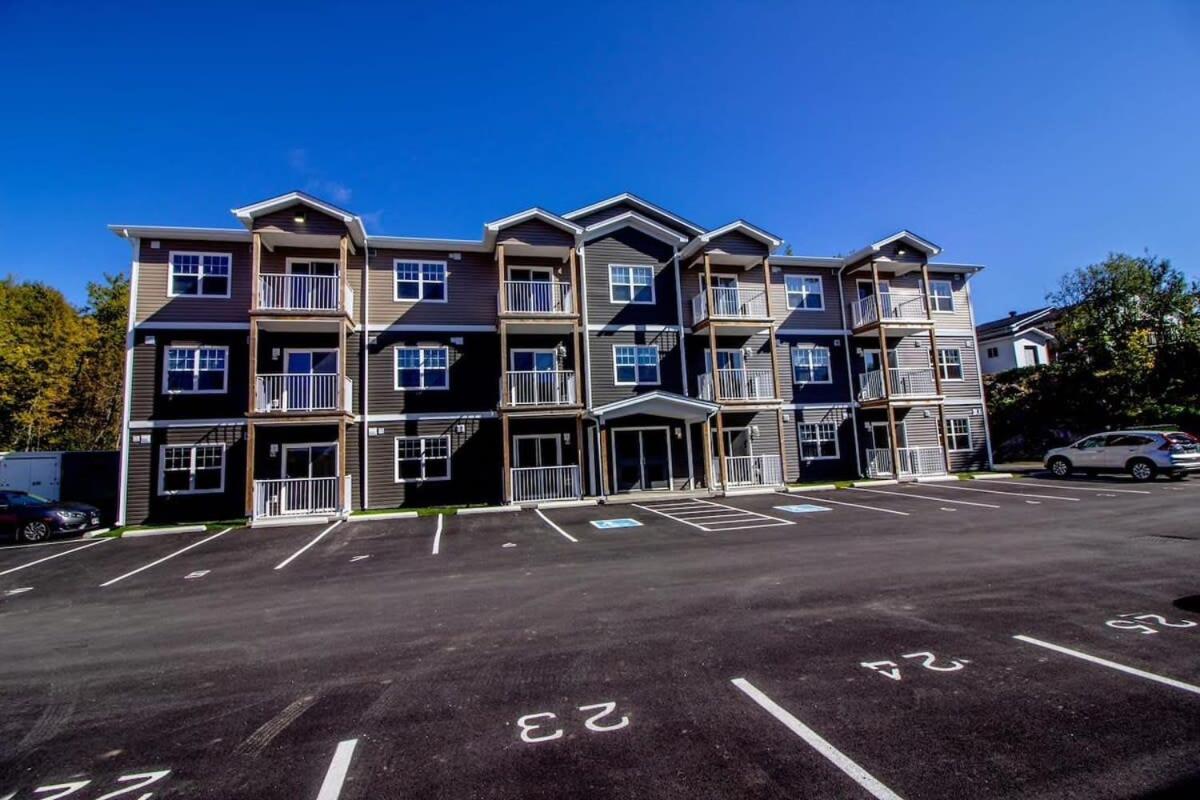 Brand new Gorgeous Condo Near UNB & Hospital Coffee Parking 202 - Housity