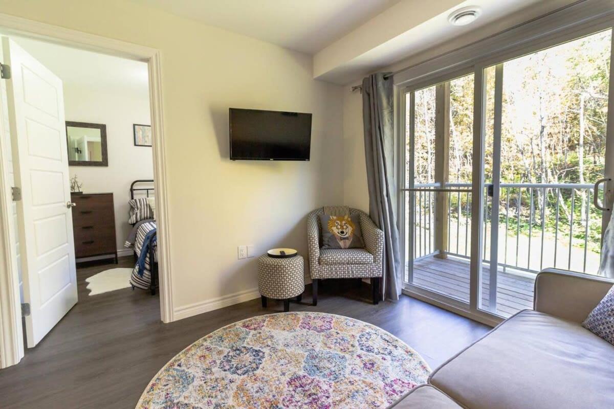 Brand new Gorgeous Condo Near UNB & Hospital Coffee Parking 202 - Housity