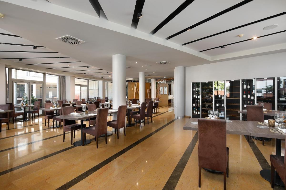 Un restaurante o sitio para comer en Hotel MasMonzon