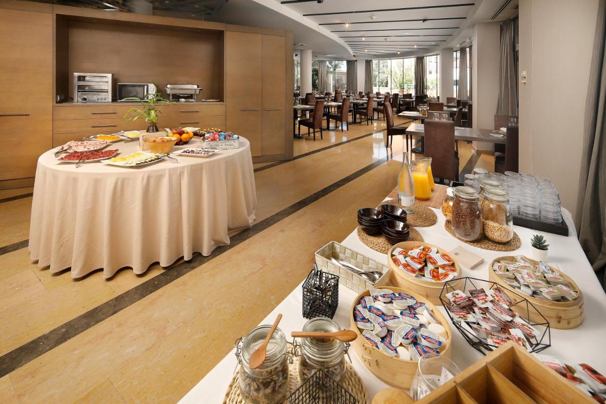 Comida en o cerca de este hotel
