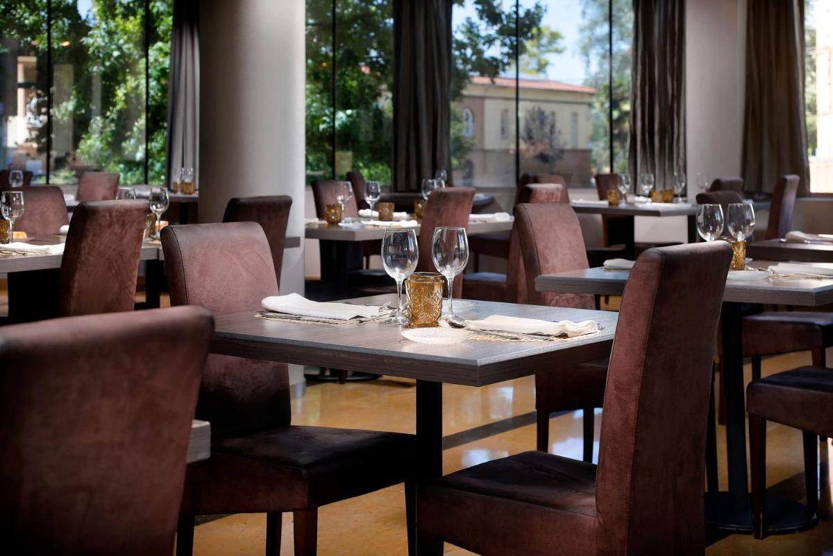 Un restaurante o sitio para comer en Hotel MasMonzon