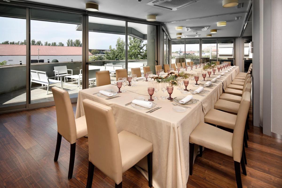 Un restaurante o sitio para comer en Hotel MasMonzon