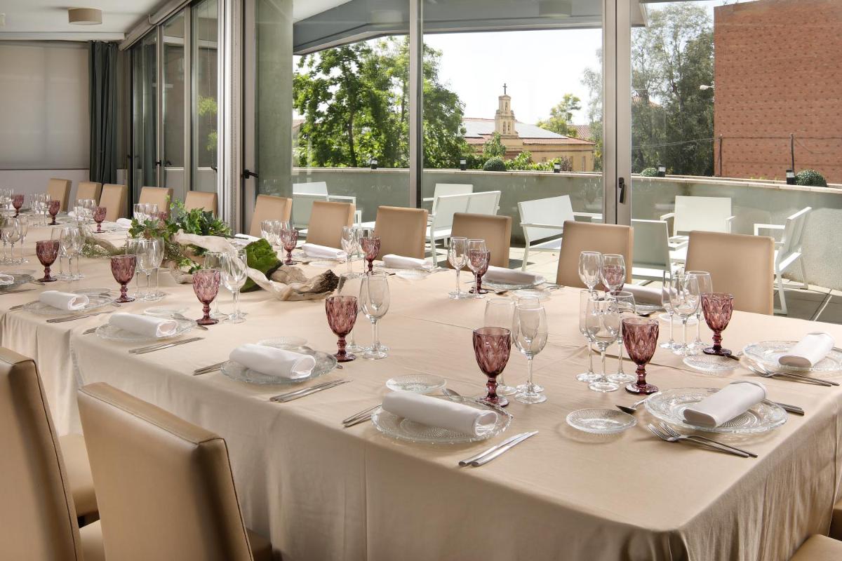 Un restaurante o sitio para comer en Hotel MasMonzon