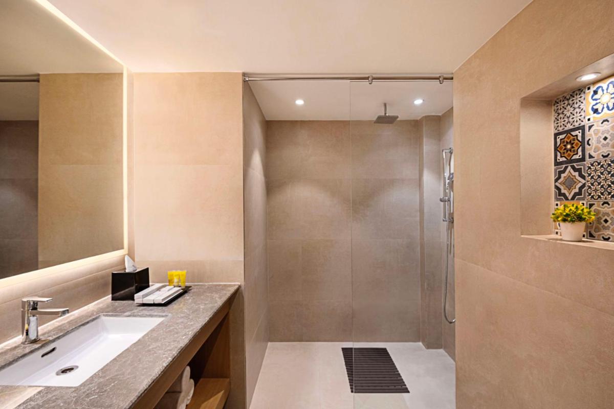 a bathroom with a shower and a sink at Hyatt Place Goa Candolim in Candolim a bathroom with a shower and a sink at Hyatt Place Goa Candolim in Candolim