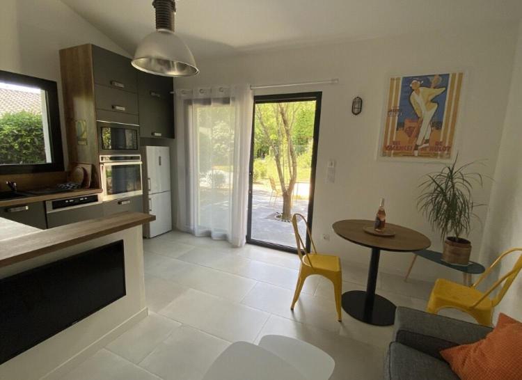 Maison de charme indépendante - Terrasse et parking privé - Village médiéval - 8 min A7 - Montélimar Nord - Housity