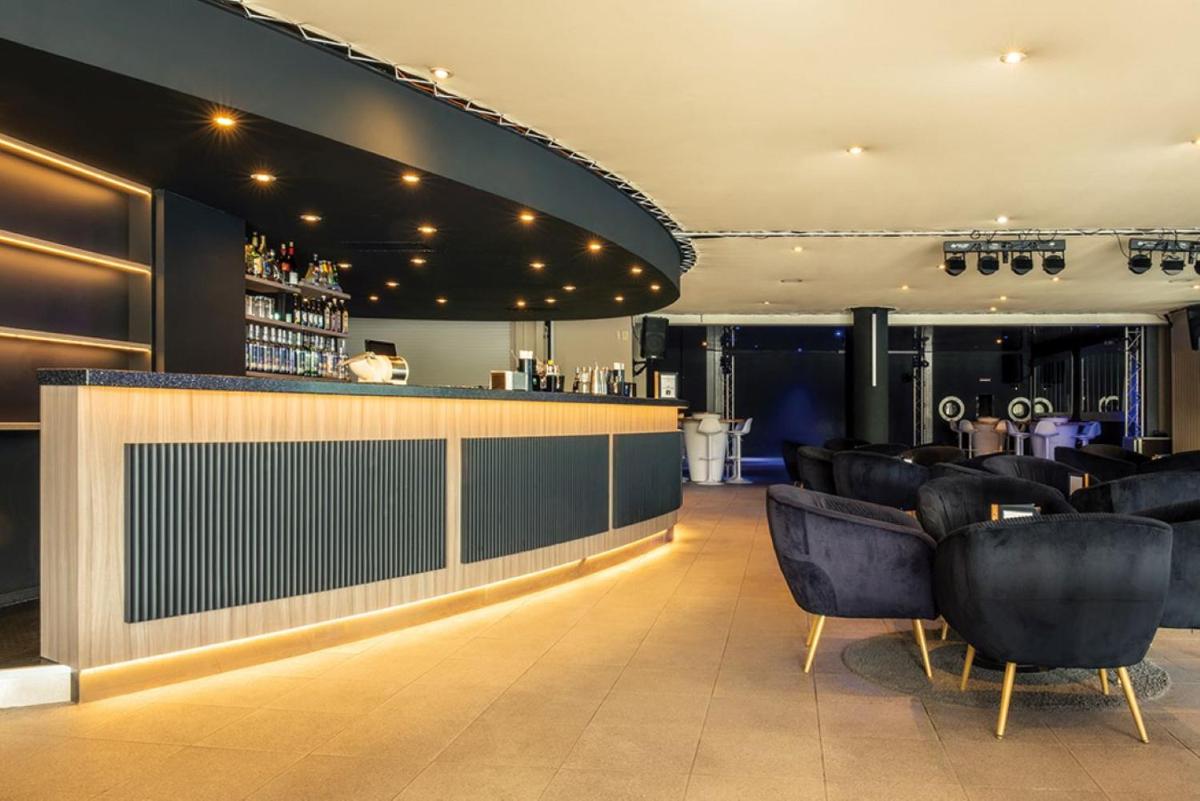 Salon ou bar de l'établissement Club Vacances Bleues Les Jardins De l'Atlantique