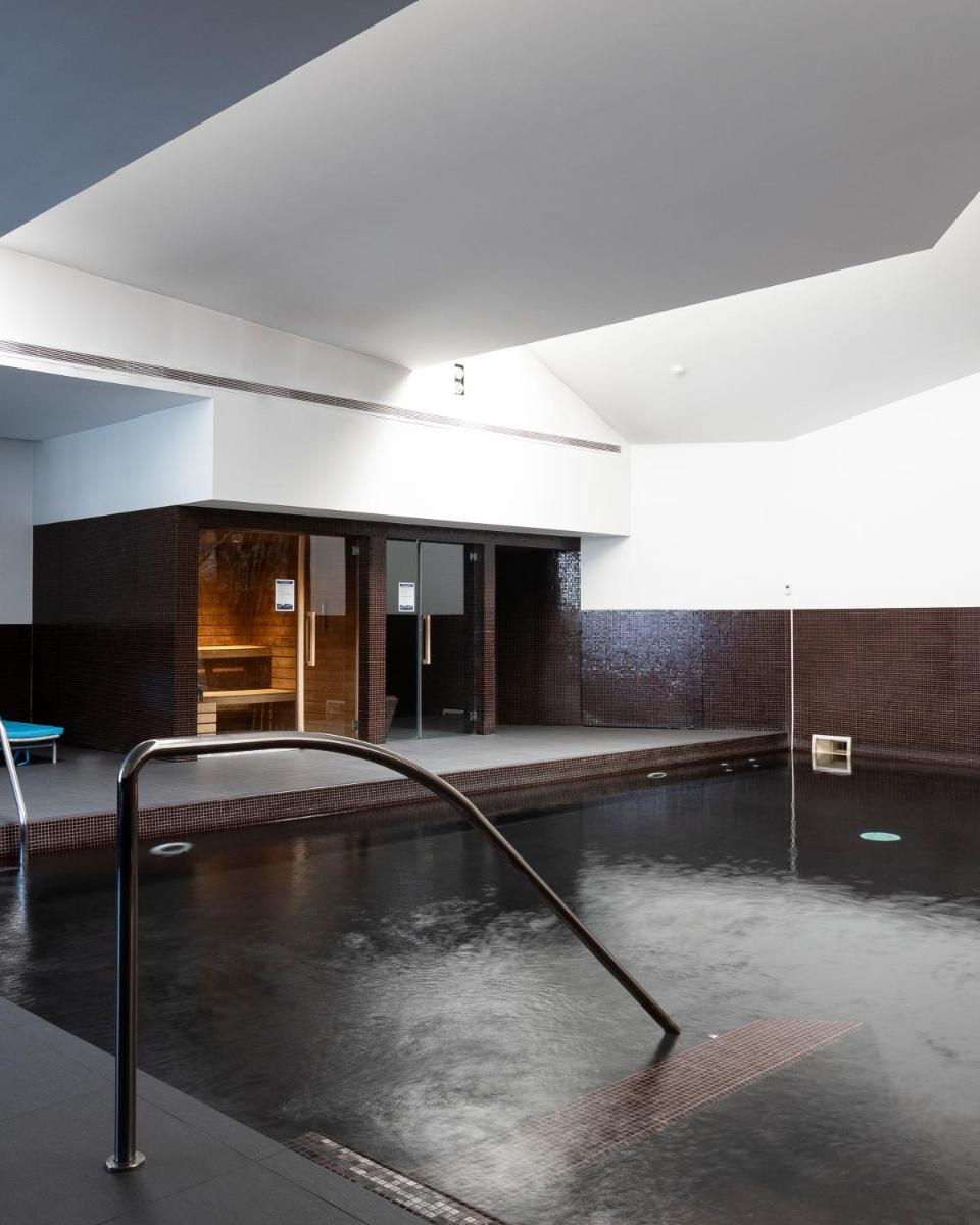 uma piscina de água no meio de um edifício em Hotel Rali Viana em Viana do Castelo uma piscina de água no meio de um edifício em Hotel Rali Viana em Viana do Castelo
