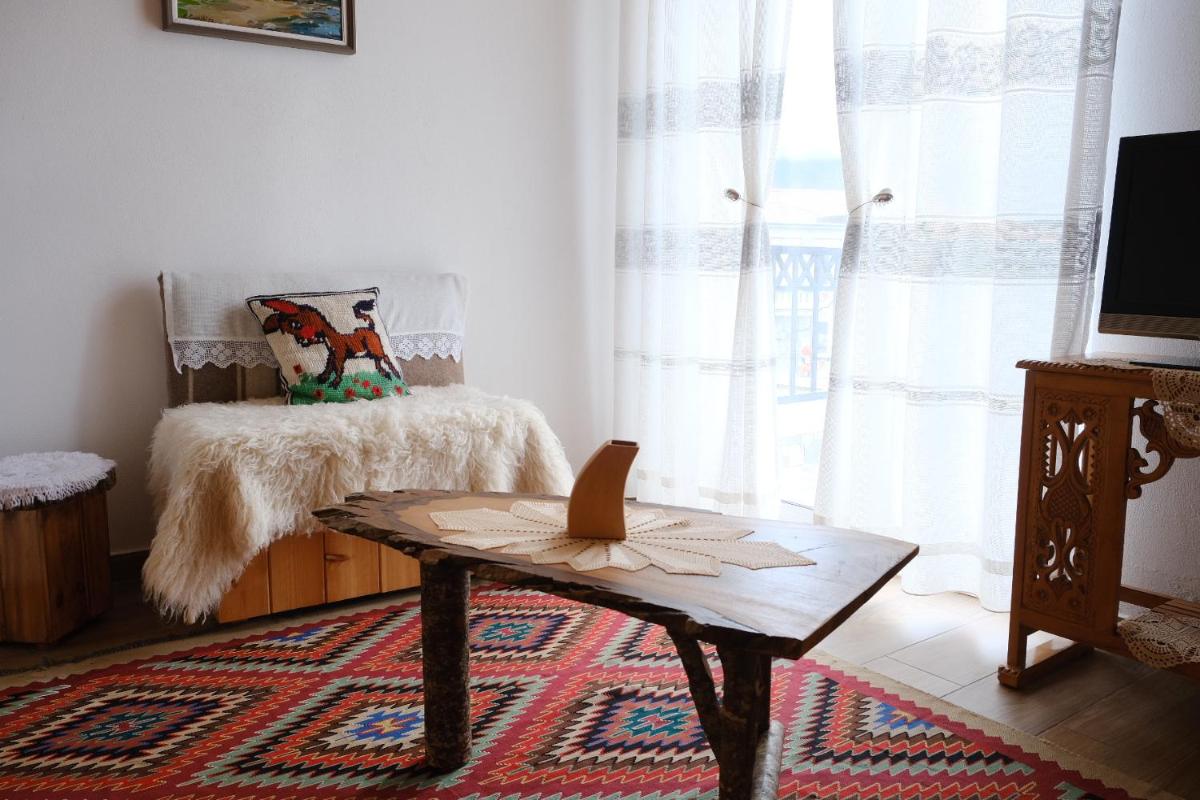 As e vogël, As e madhe - Housity