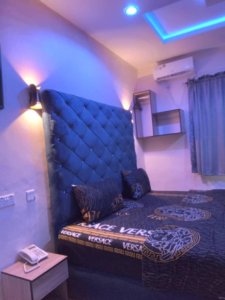 AT.TITANIC LOUNGE AND SUITES - Housity