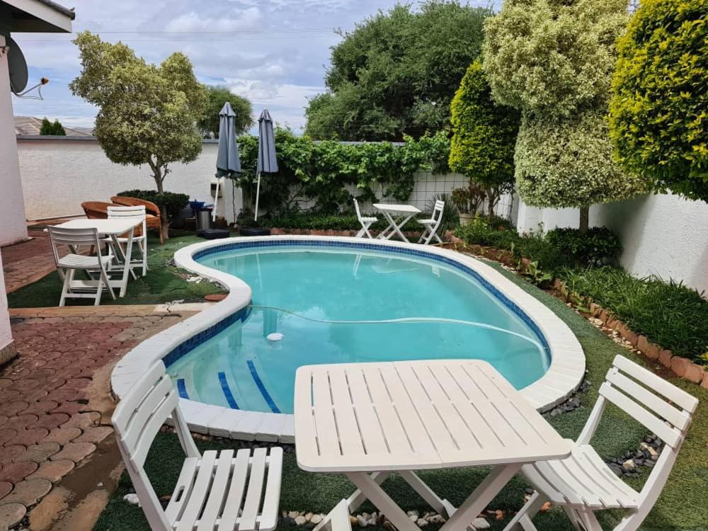Suitetrails - Apelles Palace Guest House