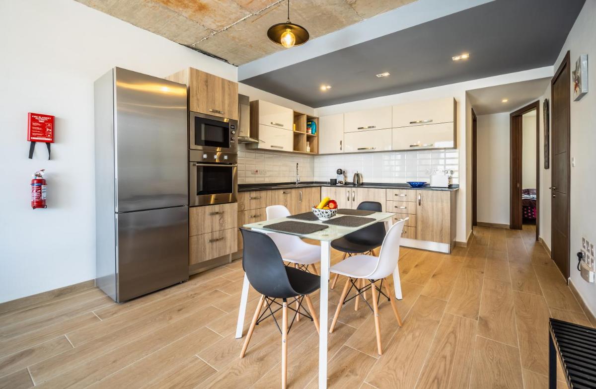 ST PAUL'S BAY NEW MODERN PENTHOUSE 2 MINUTES FROM BEACH Seascape Stays - Housity