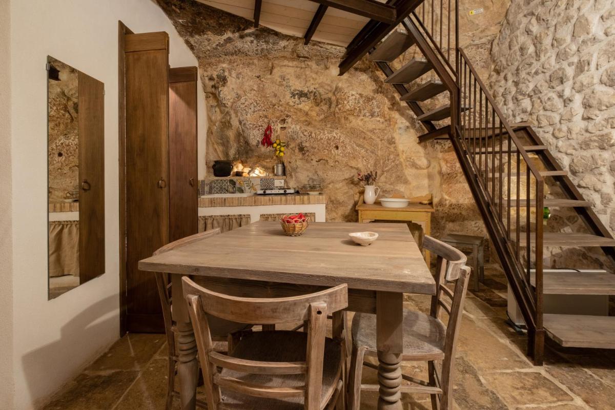 Case-grotte degli Avi, esperienza abitativa in grotta - Housity