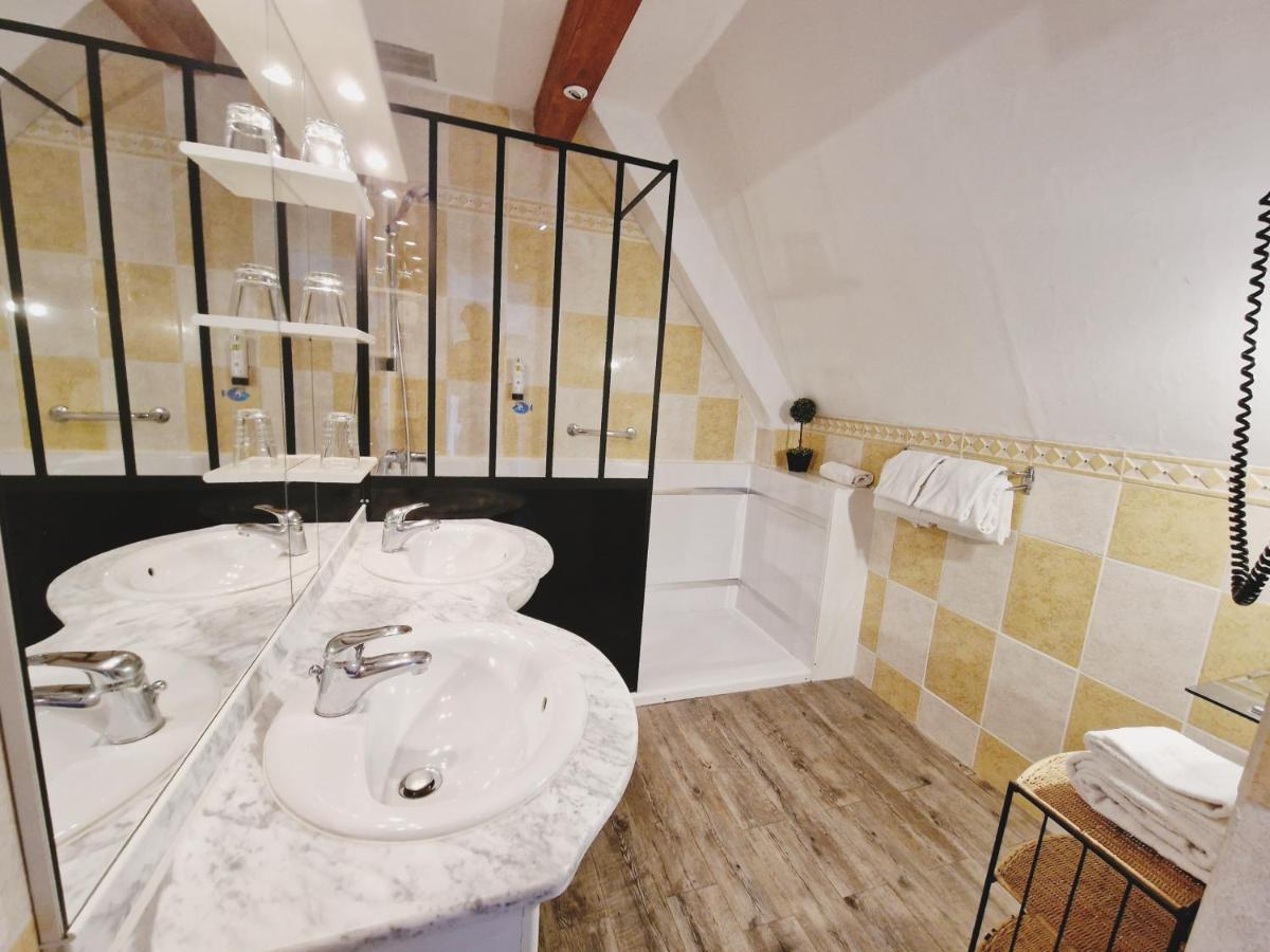 Salle de bains dans l'établissement Les Terrasses de Saumur - Hôtel & Appartements - Restaurant & Spa (Logis)