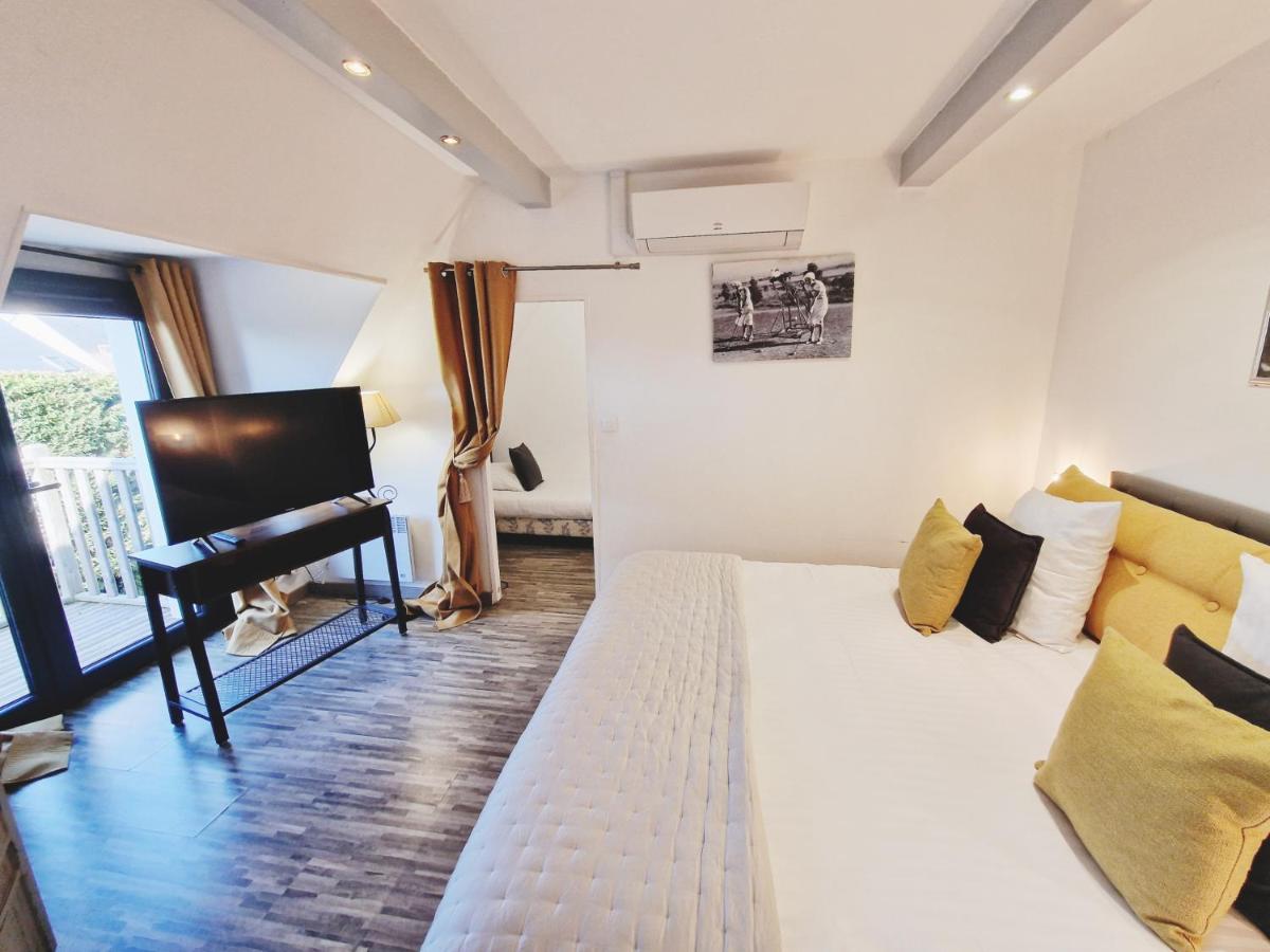 Télévision ou salle de divertissement dans l'établissement Les Terrasses de Saumur - Hôtel & Appartements - Restaurant & Spa (Logis)