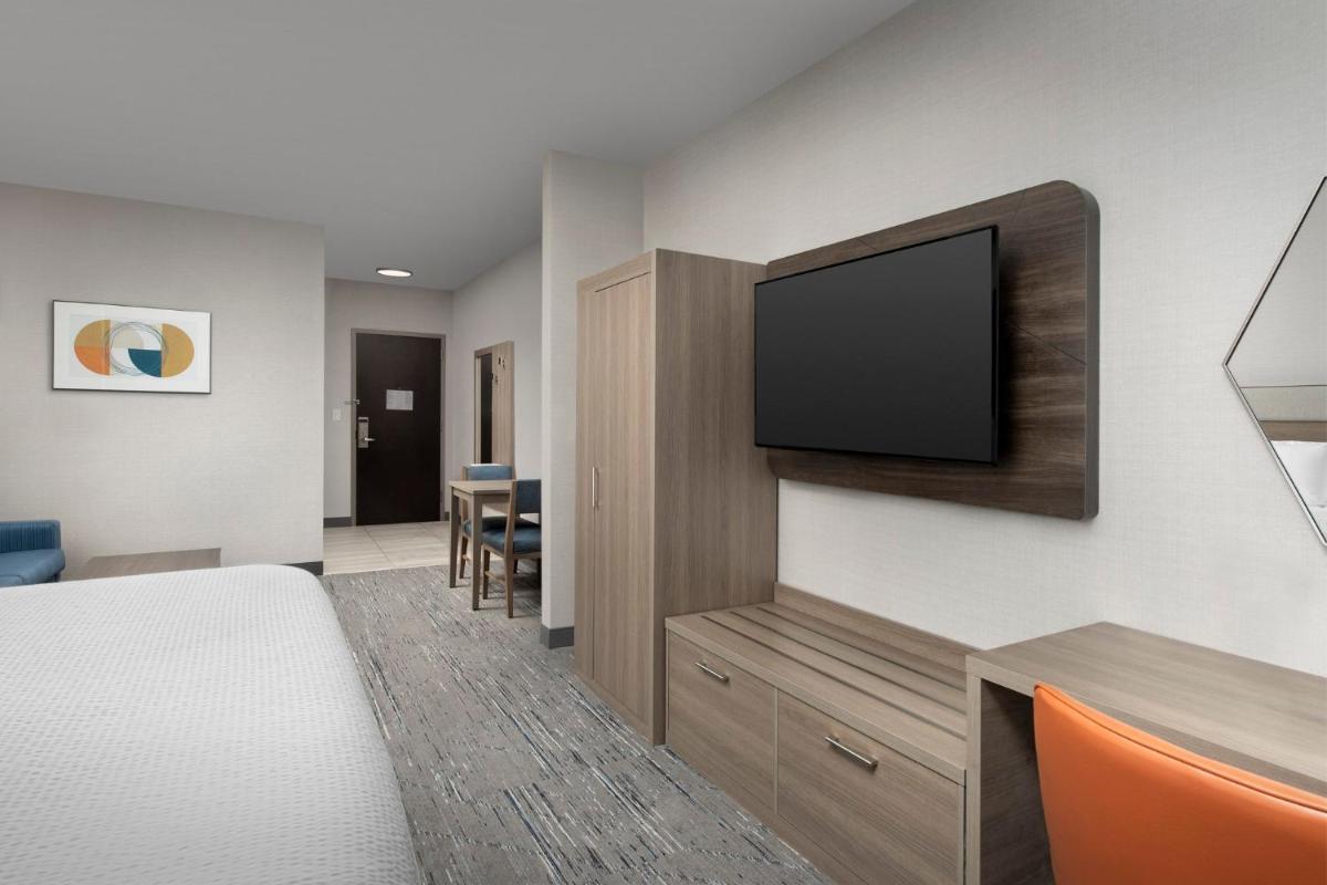 Holiday Inn Express & Suites Knoxville-Clinton by IHG - Housity