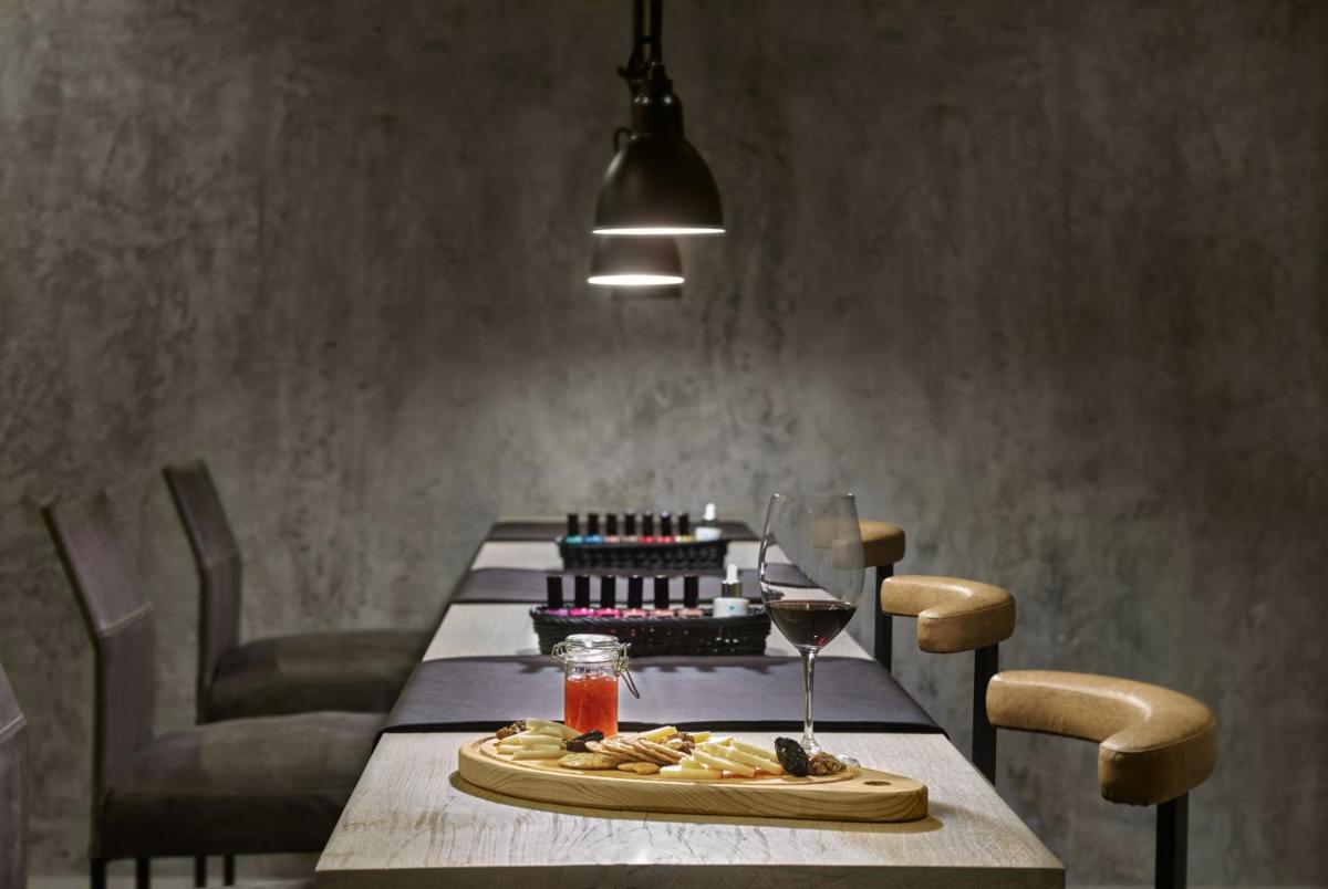 Uma área de estar em Six Senses Douro Valley