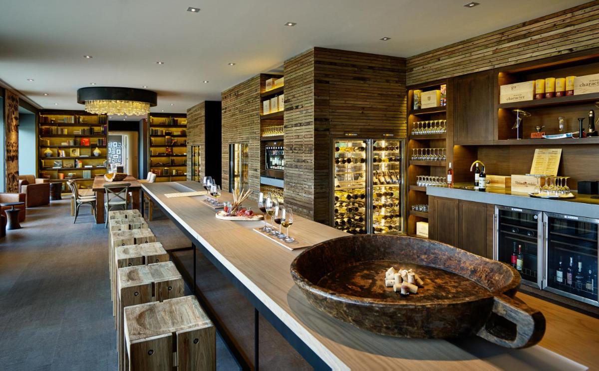 Um restaurante ou outro lugar para comer em Six Senses Douro Valley