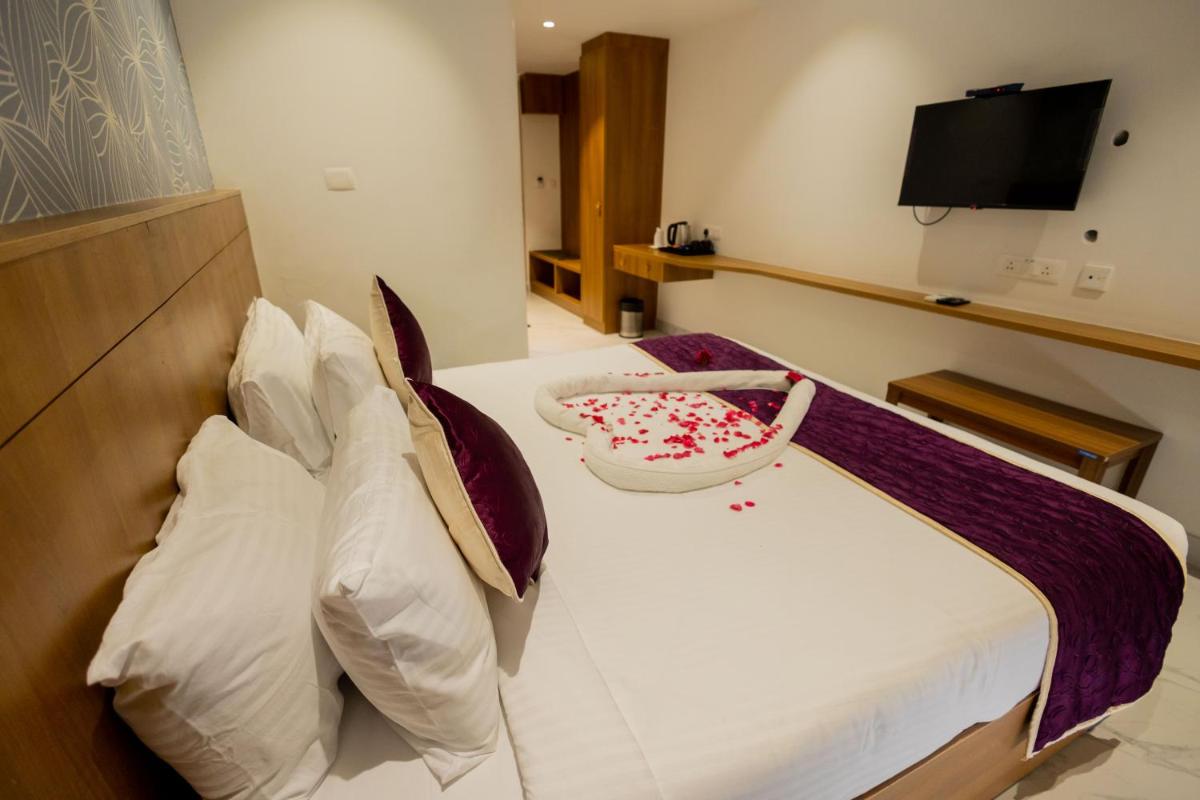 HOTEL VARDHA Inn - Housity