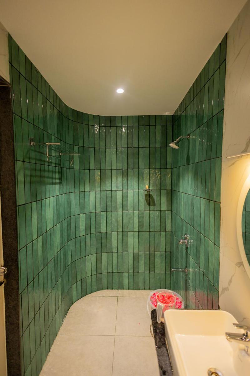 HOTEL VARDHA Inn - Housity