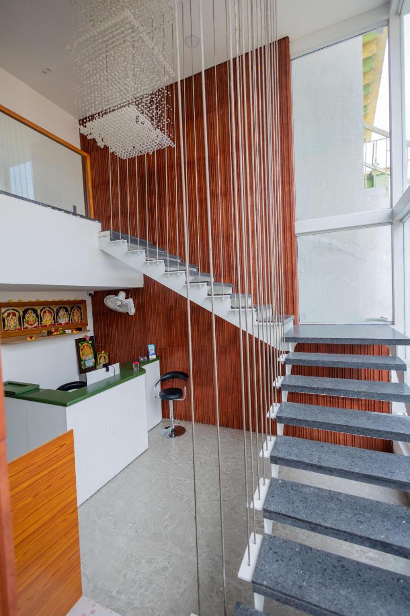 HOTEL VARDHA Inn - Housity