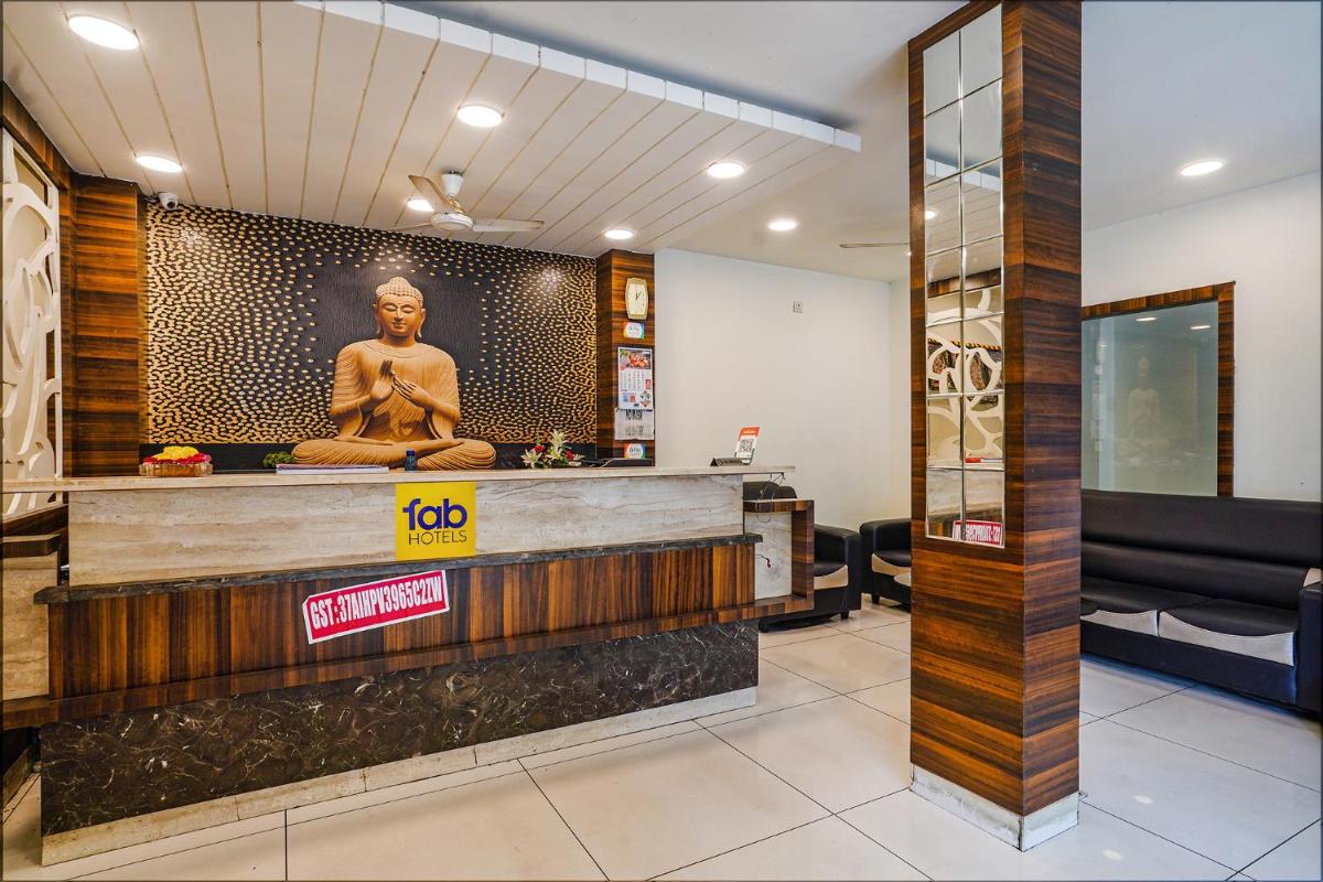 FabHotel V Grand - Vijayawada railway station - 900m - Housity