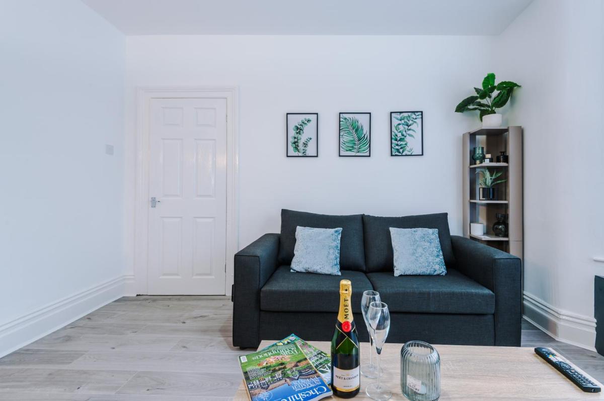 Pristine 3-bed home in Anfield by 53 Degrees Property, Ideal For Big Groups & Business, FREE parking! - Housity