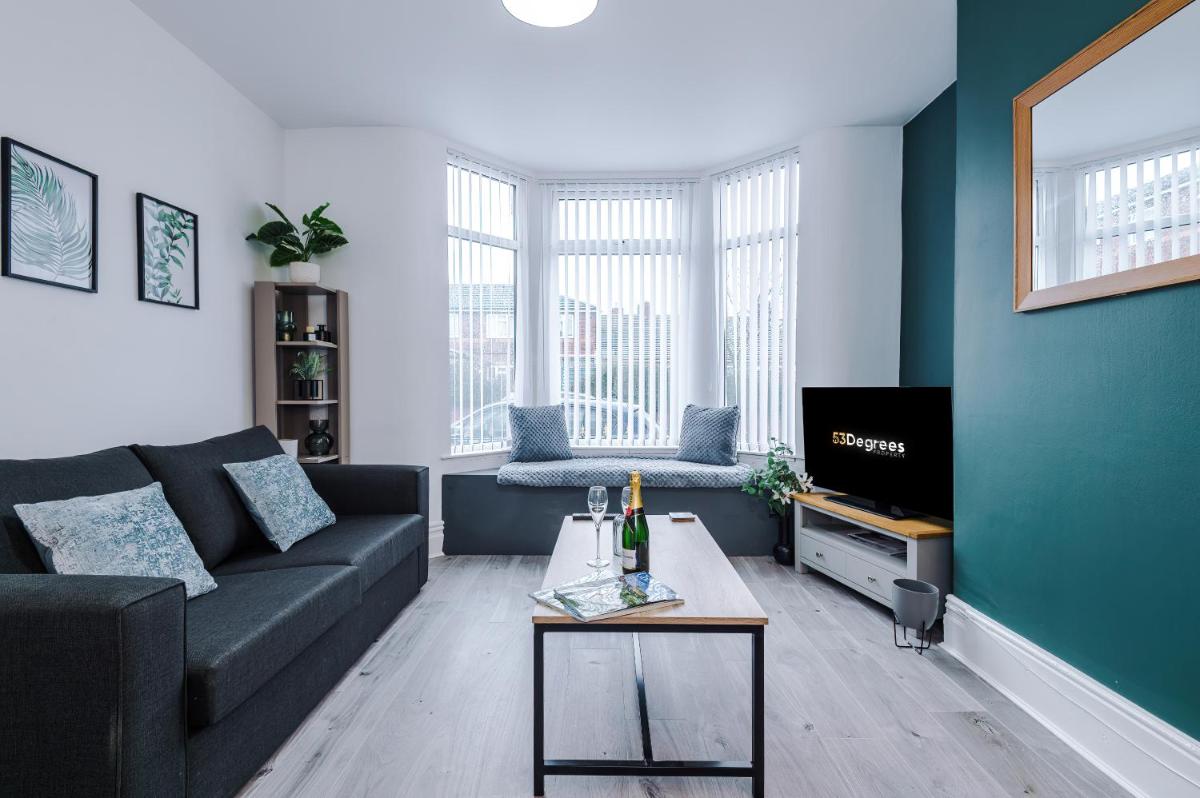 Pristine 3-bed home in Anfield by 53 Degrees Property, Ideal For Big Groups & Business, FREE parking! - Housity