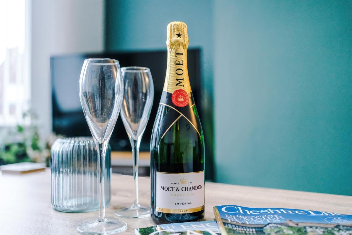 Pristine 3-bed home in Anfield by 53 Degrees Property, Ideal For Big Groups & Business, FREE parking! - Housity