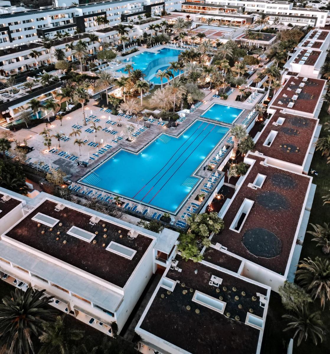 una vista aérea de un complejo con dos piscinas en Hotel Costa Calero Thalasso & Spa, en Puerto Calero