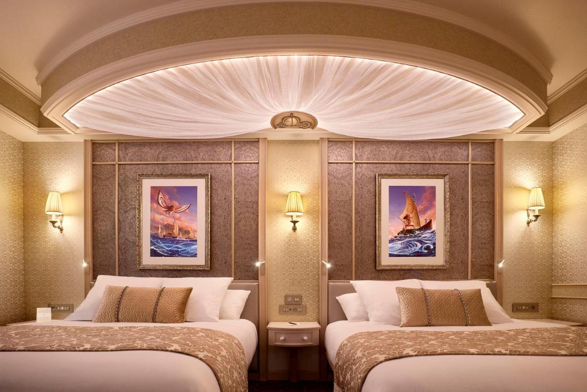 Un ou plusieurs lits dans un hébergement de l'établissement Disneyland® Hotel