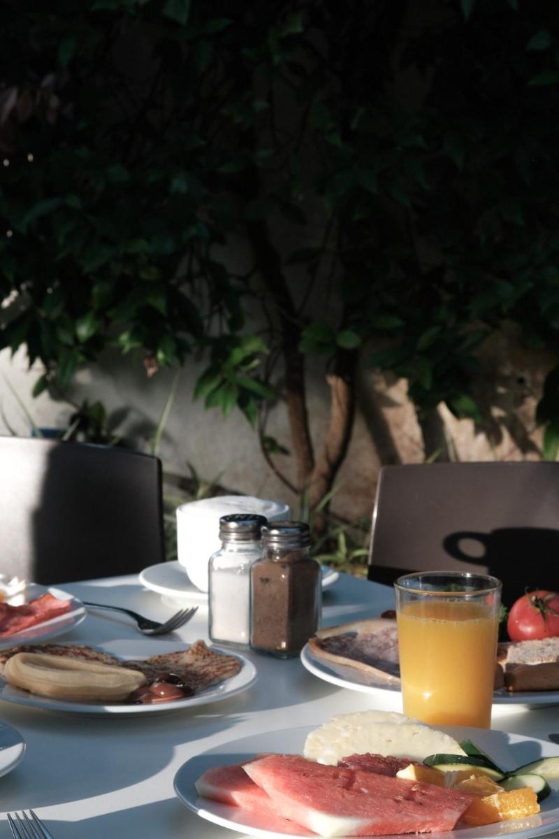 Comida en o cerca de este apartahotel