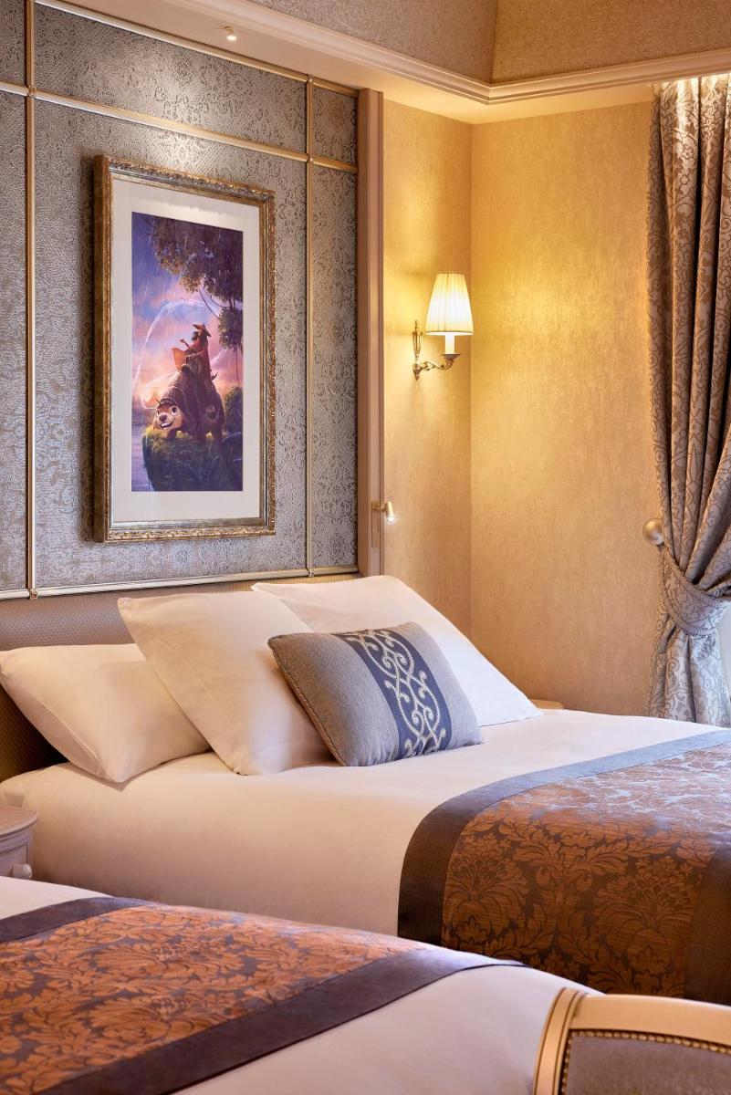 Un ou plusieurs lits dans un hébergement de l'établissement Disneyland® Hotel