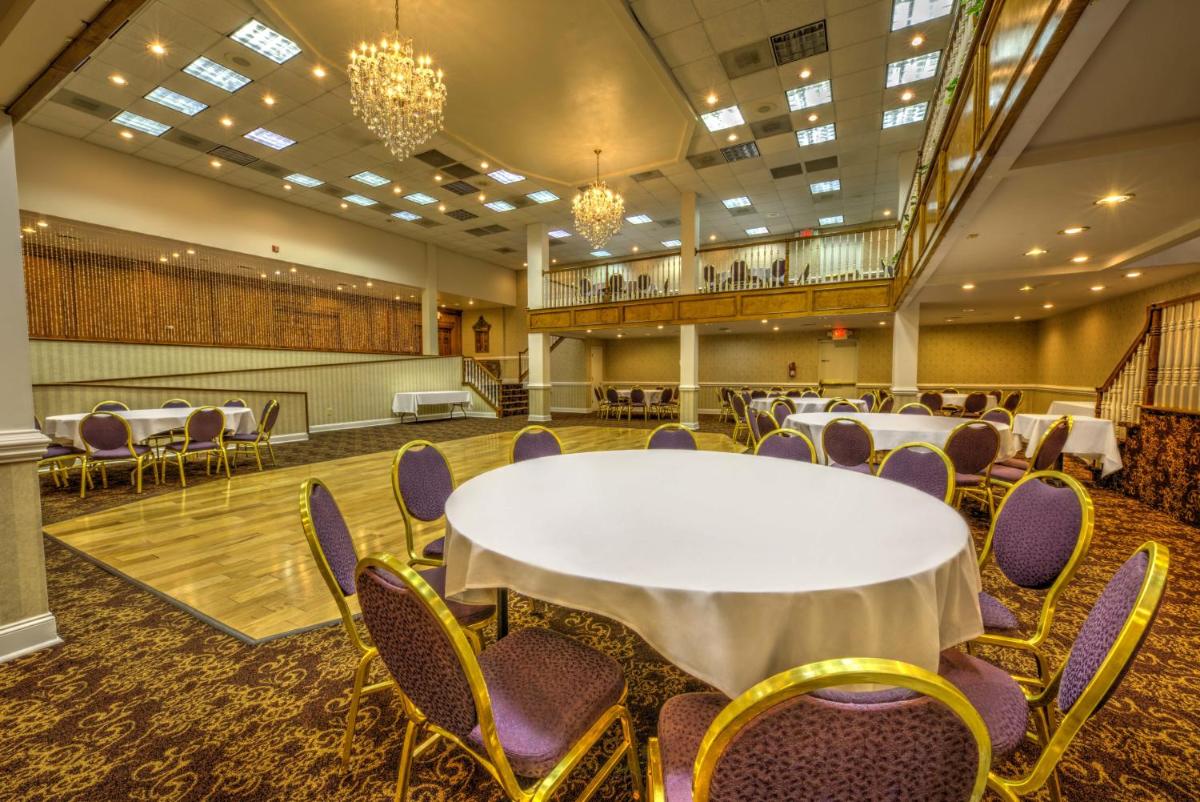 Village Inn Clemmons-Winston Salem, Trademark by Wyndham - Housity