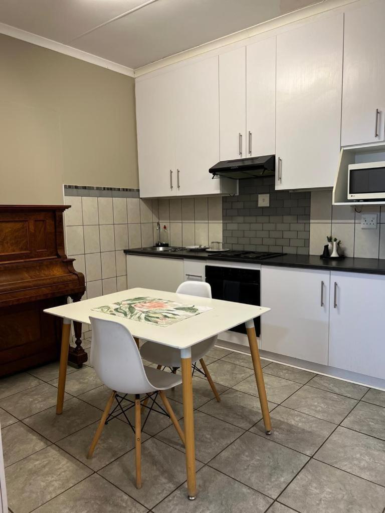 Carstens Garden Cottages - Housity
