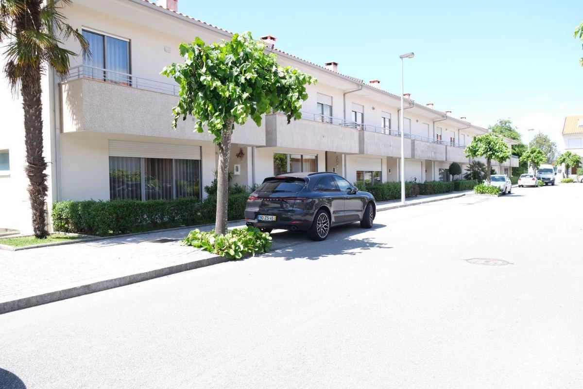 high standard rental in a quality residence with pool, tennis and view of the ocean in antas esposende. 12 people - Housity