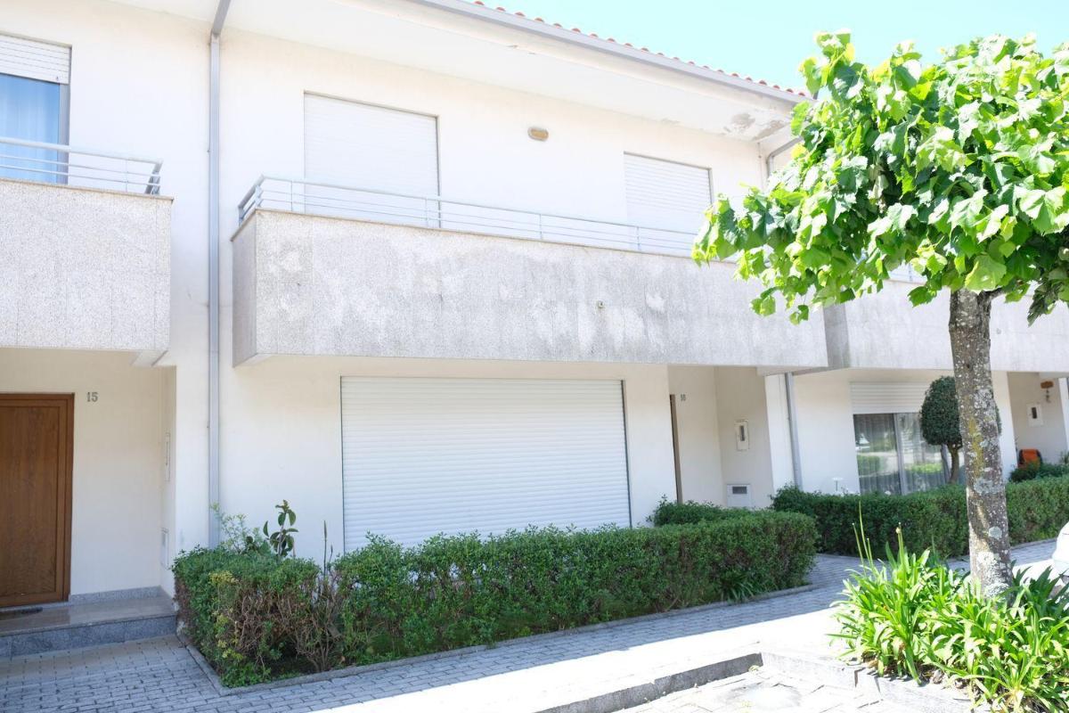 high standard rental in a quality residence with pool, tennis and view of the ocean in antas esposende. 12 people - Housity